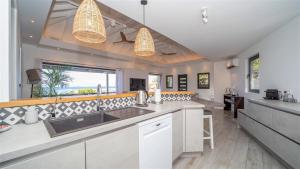 Petit Cul de SacにあるRomantic Holiday Rental Villa In St Barthsのシンクとカウンタートップのあるキッチン