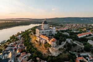 Una vista aérea de un edificio en una colina junto a un río. en The Loft Esztergom, en Esztergom
