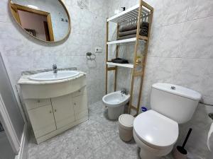 Ένα μπάνιο στο Newly Renovated Apartment in Guardamar del Segura +8 φωτογραφίες