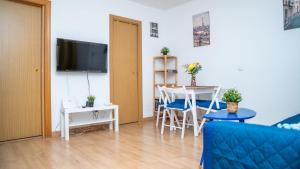 Μια τηλεόραση ή/και κέντρο ψυχαγωγίας στο Apartment Airport Ifema Parking