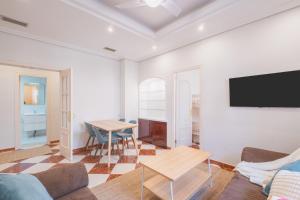 ein Wohnzimmer mit Sofa und Tisch in der Unterkunft El Pez Volador by Gades Gestión in Cádiz