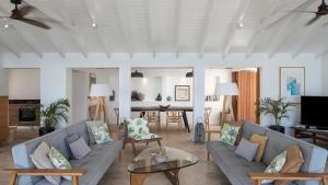 Posezení v ubytování Oceanview Luxury Villa With Infinity Pool