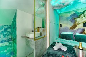 une salle de bain avec une chambre à thème sirène avec un lavabo dans l'établissement Cupidon Room, à Montgeron