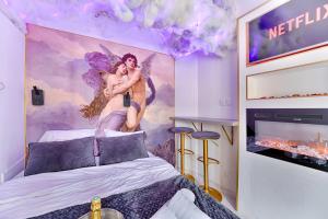 une chambre avec une fresque de fées sur le mur dans l'établissement Cupidon Room, à Montgeron