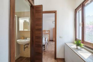 Ένα μπάνιο στο Mandorletti Essence - Private Courtyard & Nature +38 φωτογραφίες