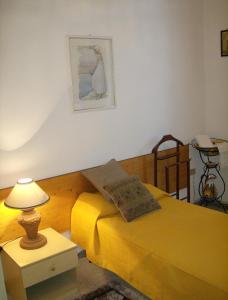 een slaapkamer met een bed en een tafel met een lamp bij B&B Centro Storico 900 in Palmi