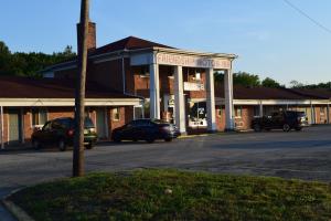 a building with cars parked in a parking lot at Friendship Motor Inn Carneys Point - Pennsville in Cedar Crest Manor