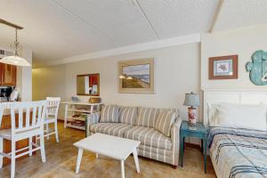 una sala de estar con un sofá y una cama en Atlantis 302, en Ocean City