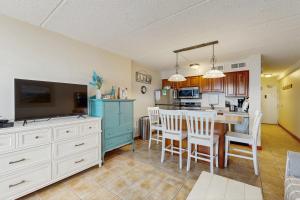 Una cocina y un comedor con mesa y sillas. en Atlantis 302, en Ocean City