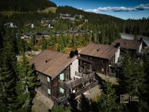 an aerial view of a house in the mountains at Cozy apartment ski in out, BBQ & Wifi Sjusjøen in Sjusjøen