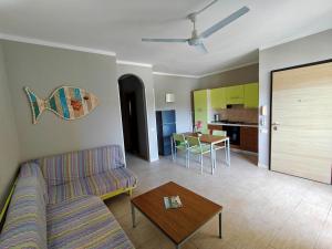 una sala de estar con un sofá y una mesa en Sal service green moradias residence with pool, en Santa Maria