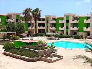 un gran edificio de apartamentos con piscina en Sal service green moradias residence with pool, en Santa Maria