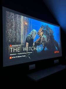 Μια τηλεόραση ή/και κέντρο ψυχαγωγίας στο Hollywood Love Jacuzzi +2 φωτογραφίες