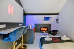 Μια τηλεόραση ή/και κέντρο ψυχαγωγίας στο Hollywood Love Jacuzzi