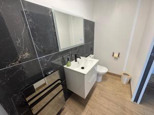 Un baño con un lavabo blanco y un inodoro. en Studio proche Aéroport de Nantes, en Saint-Aignan-Grand-Lieu 8 fotos más