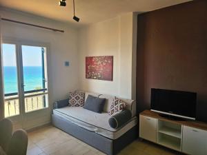 Televízia a/alebo spoločenská miestnosť v ubytovaní Corfu Dream Holidays Villas