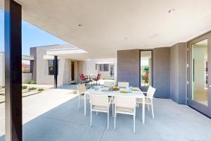 a dining room with a table and chairs at La Joya Granate in Rancho Mirage