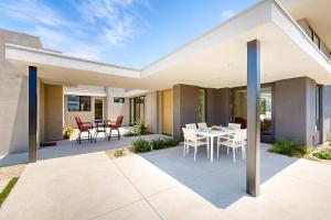 a patio of a home with a table and chairs at La Joya Granate in Rancho Mirage