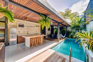 Una cocina al aire libre con piscina al lado de una casa. en Casa Gaviota 1 - Pool, comfort & great location, en Puerto Viejo