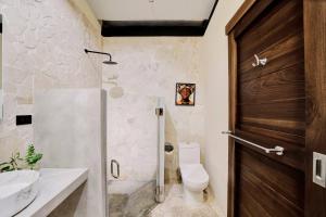 Un baño con ducha, inodoro y lavabo. en Casa Gaviota 1 - Pool, comfort & great location, en Puerto Viejo 28 fotos más