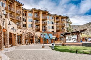 um grande edifício de apartamentos com um pátio em Canyons Resort Village #204A em Park City