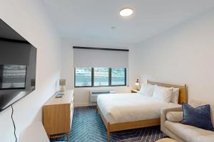 una habitación de hotel con una cama y un sofá en Pioche Village #1235, en Park City