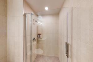 una ducha con puerta de cristal en un baño en Pioche Village #1235, en Park City 16 fotos más