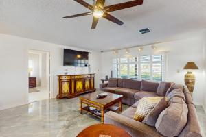 TV a/nebo společenská místnost v ubytování Blue Dolphin