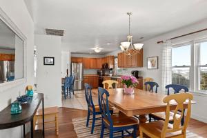 una cucina e una sala da pranzo con tavolo e sedie in legno di Carolina Sunshine a Kill Devil Hills Altre 33 foto