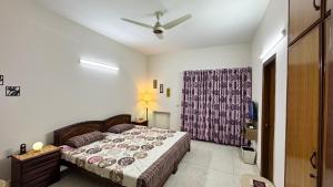 Un pat sau paturi într-o cameră la Serene Homes - 2 bedroom Portion