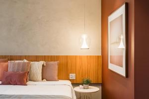 a bedroom with a bed and a table at TW Cyclinn Vila Olimpia in São Paulo