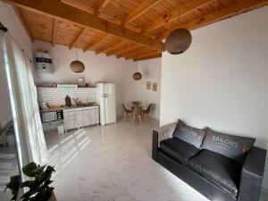 a living room with a black couch and a kitchen at Maschwitz Norte C in Ingeniero Maschwitz