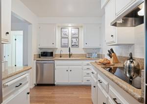 Køkken eller tekøkken på SeaCliff - Shoreline by Paradise Retreats + 19 billeder