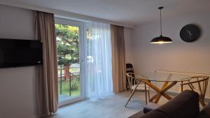 Televízia a/alebo spoločenská miestnosť v ubytovaní Apartamenty Bujaki Ustroń