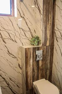 Bilik mandi di Конакъ Войнов