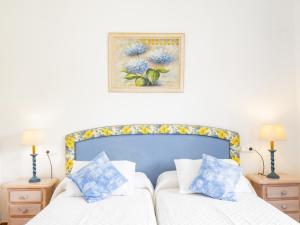 ein Schlafzimmer mit zwei Betten und einem Gemälde an der Wand in der Unterkunft Cubo's Villa San Jose in Alhaurín el Grande + 54 Fotos