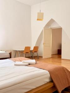 Ένα ή περισσότερα κρεβάτια σε δωμάτιο στο DICTUMFACTUM Noble Old Town