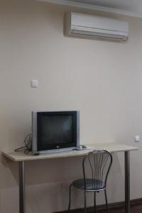クルィヴィーイ・リーフにあるApartment LUX 95 kvartalのテレビ、デスク、椅子