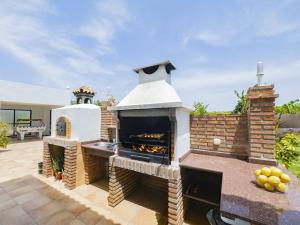 eine Außenküche mit Pizzaofen auf einer Terrasse in der Unterkunft Cubo's Villa San Jose in Alhaurín el Grande