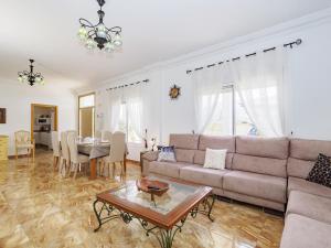 ein Wohnzimmer mit Sofa und Tisch in der Unterkunft Cubo's Villa San Jose in Alhaurín el Grande