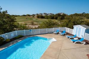 The swimming pool at or close to Changes In Attitude