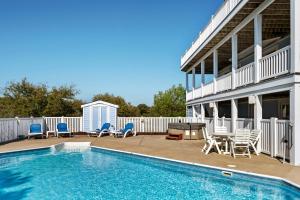 The swimming pool at or close to Changes In Attitude