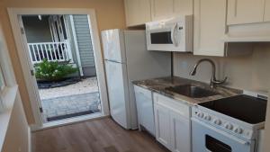 Η κουζίνα ή μικρή κουζίνα στο Beach Haven Gardens Ocean Side Two Bedroom +4 φωτογραφίες