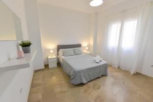 Alcalá del RíoにあるApartamentos Económicos | 10 minutos Sevilla | 1Aの白いベッドルーム(ベッド1台、ランプ2つ付)