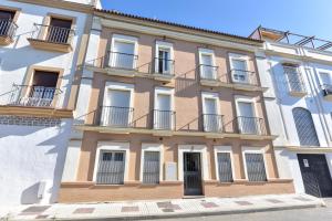 Alcalá del RíoにあるApartamentos Económicos | 10 minutos Sevilla | 1Aの通りに面したアパートメントビル