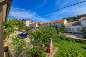 Blick auf ein Wohnviertel mit Häusern in der Unterkunft Apartments Toni in Banjol