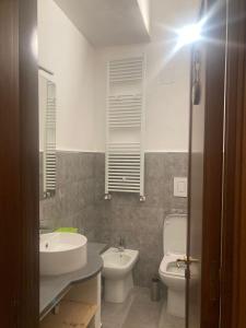 un baño con lavabo e inodoro en Palazzo Primitivo 2, en Manduria