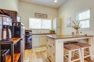 eine Küche mit einer großen Insel mit einer Arbeitsplatte in der Unterkunft Clear Lake Getaway with Dock Access and Shared Yard! in Clearlake Oaks