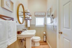 ein Badezimmer mit Waschbecken, Toilette und Spiegel in der Unterkunft Clear Lake Getaway with Dock Access and Shared Yard! in Clearlake Oaks