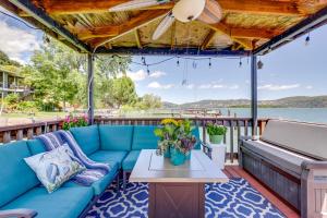eine blaue Couch auf einer Terrasse mit Blick auf das Wasser in der Unterkunft Clear Lake Getaway with Dock Access and Shared Yard! in Clearlake Oaks + 18 Fotos
